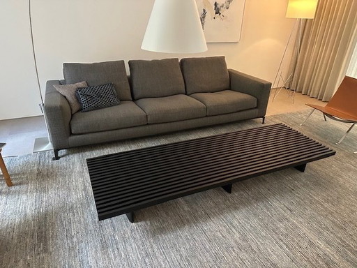 Mesa de centro de diseño en roble negro 514 REFOLO de Cassina, diseñada por Charlotte Perriand