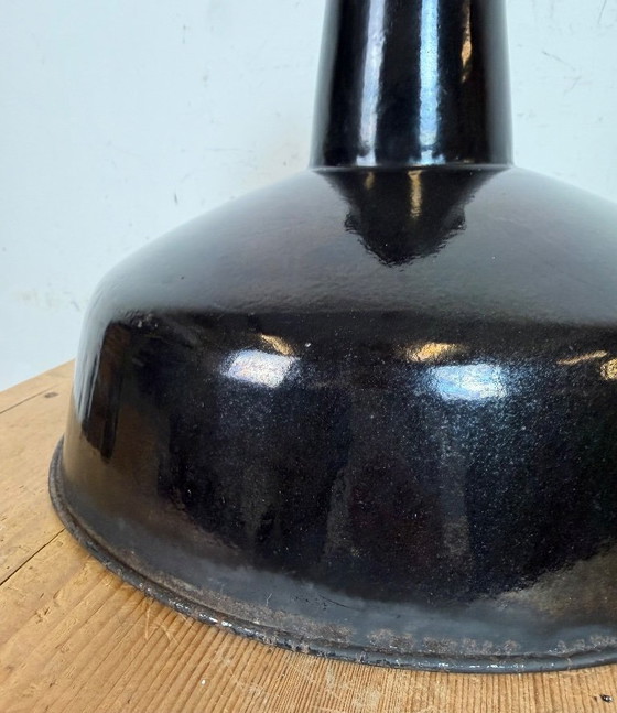 Image 1 of Industriële zwarte geëmailleerde fabriekslamp met gietijzeren bovenkant, jaren 50