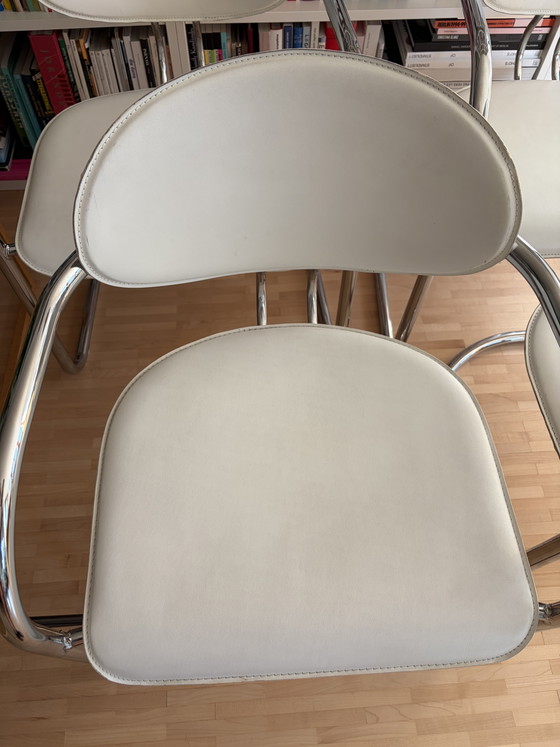 Image 1 of 6 hoogwaardige cantileverstoelen met chromen frame en witte Skai-bekleding.