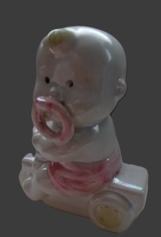 Image 1 of Lüsterware-Figur aus der Mitte des 20. Jahrhunderts – Baby auf Dreirad – Davis & Freeman (Japan/USA)