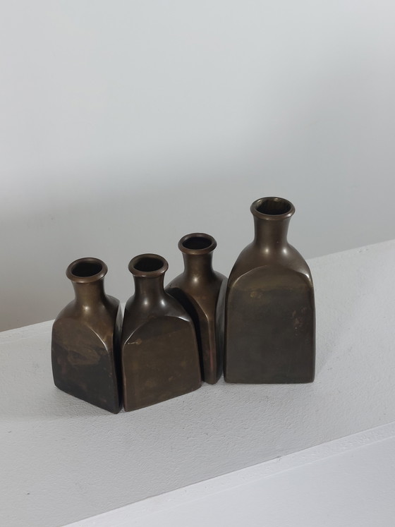 Image 1 of Kwintet van vier driehoekige messing vazen ​​met patina-afwerking.