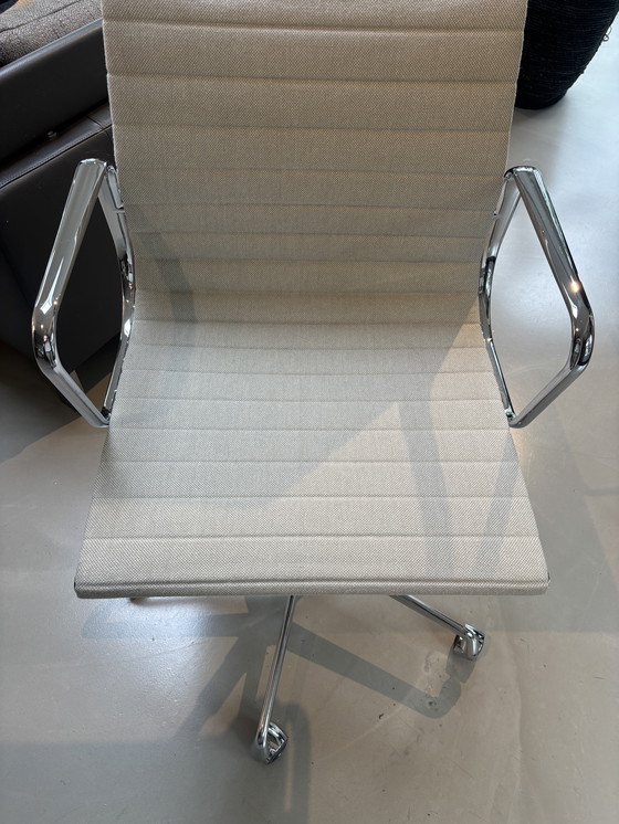 Image 1 of Vitra EA 117 bureaustoel hopsak 2020 ivory / grey