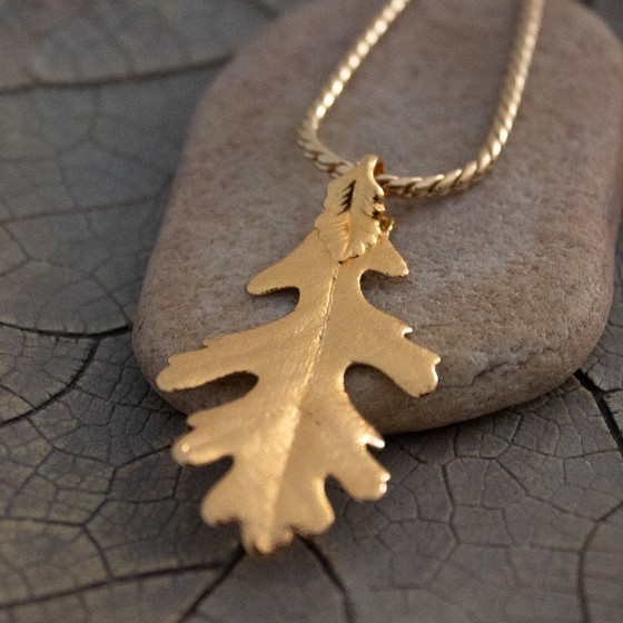 Image 1 of Vintage eikenbladhanger aan een goudkleurige ketting