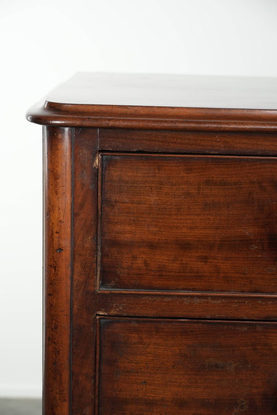 Image 1 of Statige antieke mahoniehouten Engelse ladekast uit de 19e eeuw met 5 lades en mooie warme donkere kleuren
