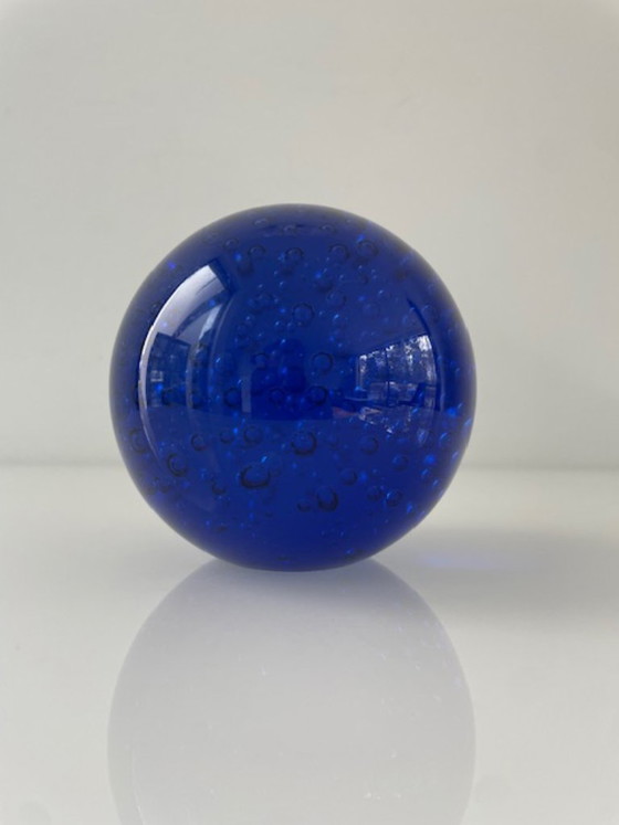 Image 1 of Juego de 4 esferas de cristal de IKEA, rojas y azules transparentes.