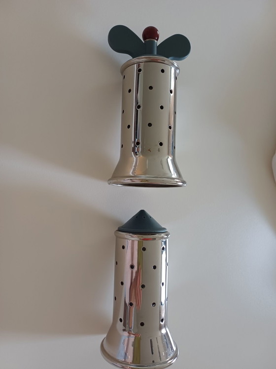 Salière et poivrière Alessi (design Michael Graves), Accessoires de cuisine, polished steel, Bleu (photo 3 sur 6)