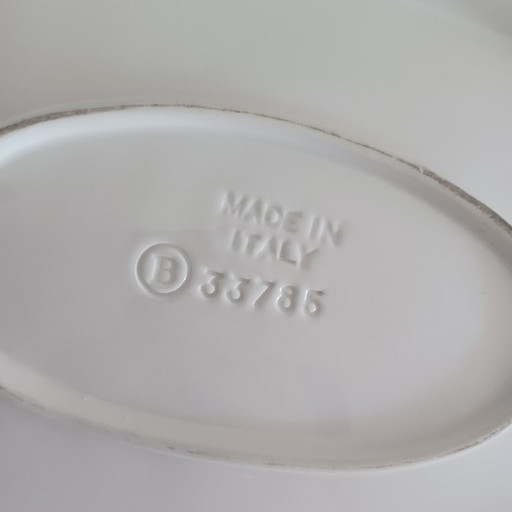 Plat de service italien du Mid Century. Barbotine peinte à la main et marquée.