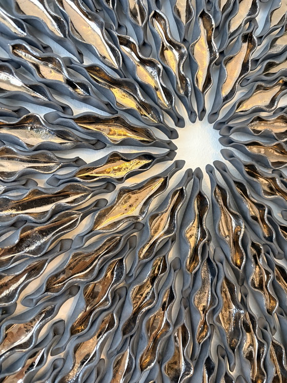 Zwarte Porseleinen Wanddecoratie Met Goudkleurige Glazuur – Beeldhouwkunst, Porcelain (photo 4 of 6)
