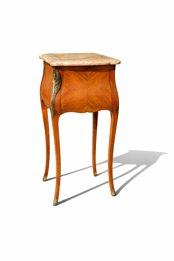 Image 1 of Paar Nachttische im Stil Louis XV mit Marmorplatte und Walnussintarsien