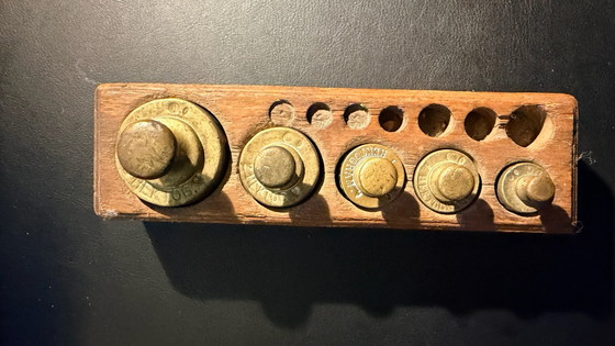 Juego de pesas antiguas de latón en soporte original – Objetos decorativos, Madera (photo 2 of 6)