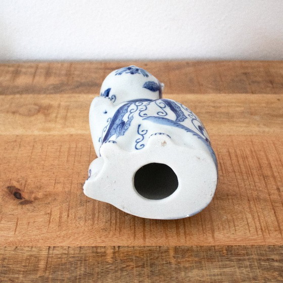 Image 1 of Statuetta vintage di gatto in porcellana: gatto portafortuna in stile Chinoiserie dipinto a mano in blu e bianco.
