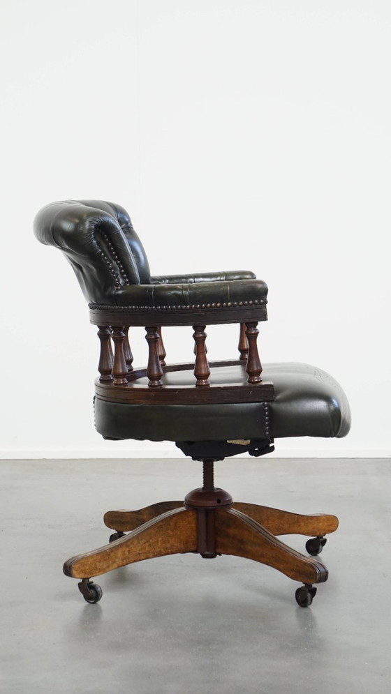 Image 1 of Rundleren en houten in hoogte verstelbare, swiffel en tilt chesterfield bureaustoel in een donkergroene kleur