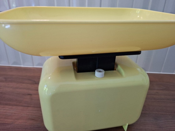 Image 1 of Vintage gele keukenweegschaal