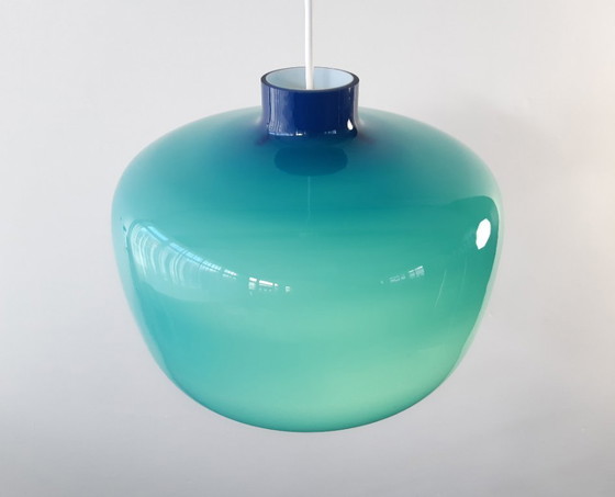 Image 1 of Zeldzame blauwe glazen vintage mcm hanglamp, blauw op wit glasZeldzame blauwe glazen vintage mcm hanglamp, blauw op wit glas