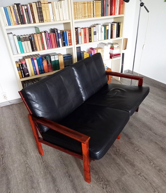 Illum Wikkelsø „Capella“ Divani 2 posti | Palissandro e Pelle | Niels Eilersen 1960s – Leather, Wood (photo 3 of 15)