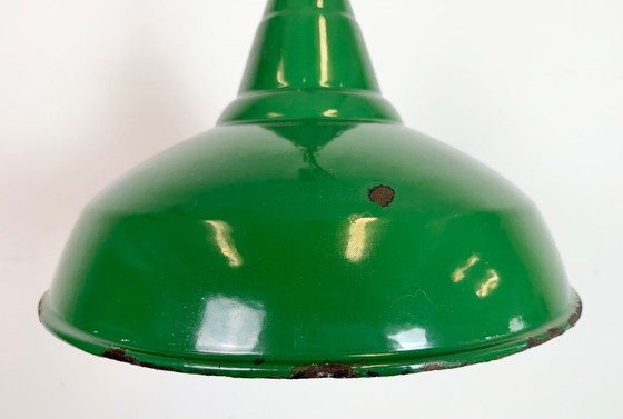 Image 1 of Lámpara colgante industrial británica de esmalte verde, década de 1960
