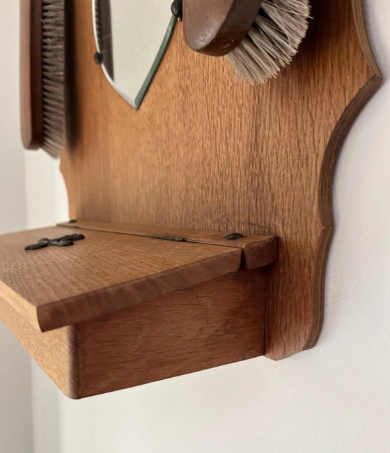 Image 1 of Specchio da parete vintage in legno con spazzole per vestiti e cassetto porta chiavi – circa anni '30
