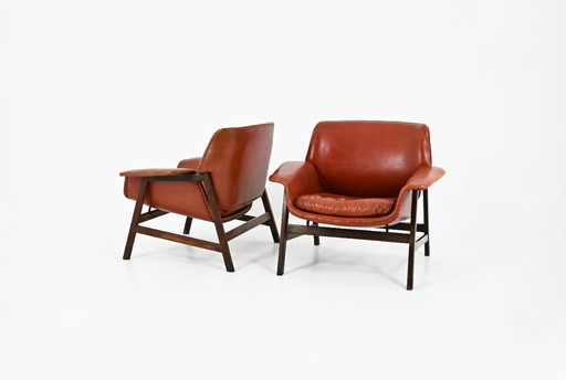 Pair of Brown Leather and Wood Armchairs by Gianfranco Frattini for Cassina. Model: 849. Seat Height: 40 cm. Stamped Cassina.