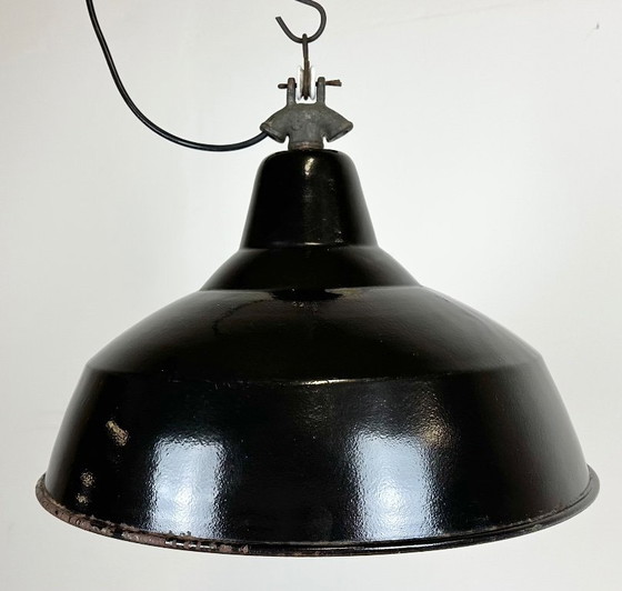 Image 1 of Industriële zwarte geëmailleerde fabriekslamp met gietijzeren bovenkant, jaren 50