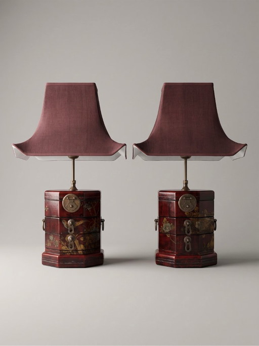 Lampenpaar in lackierten, asiatisch inspirierten Gehäusen, polychromer Verzierung und Messing – 63 cm