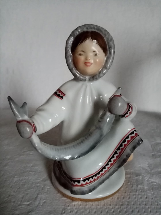 Image 1 of Statuina di porcellana sovietica &quot;Ragazza Inuit Sakha&quot; LFZ 14 cm