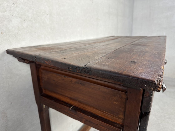 Image 1 of Table d'appoint coloniale espagnole ancienne