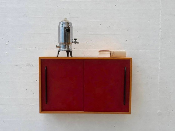 Armario de pared de mediados de siglo con puertas correderas rojas, década de 1960. – Armarios de pared, Wood (photo 7 of 10)