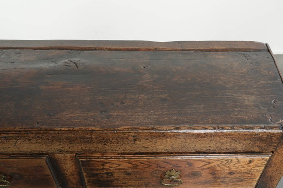 Image 1 of Antiek Engels eikenhouten dressoir met drie lades uit eind 17e/ begin 18e eeuw