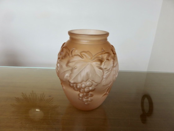 Art-déco-Vase aus rosa Pressglas mit Weinrankendekor, signiert "Souchon Neuvesel", Frankreich, 40er Jahre (photo 4 of 10)
