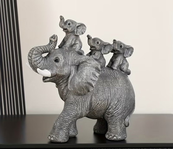 Figurine décorative représentant une éléphante et ses trois éléphanteaux. – Objets déco, Other (photo 4 of 5)