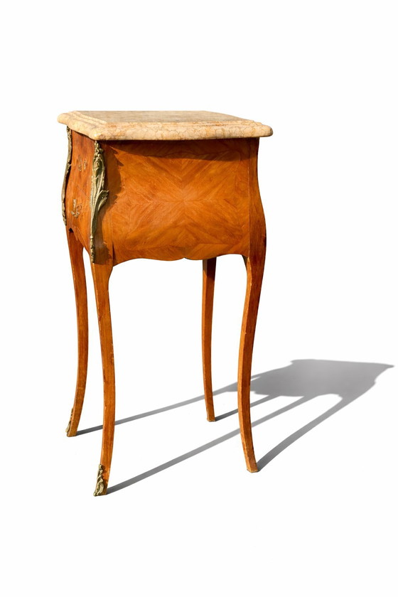 Image 1 of Paar Nachttische im Stil Louis XV mit Marmorplatte und Walnussintarsien