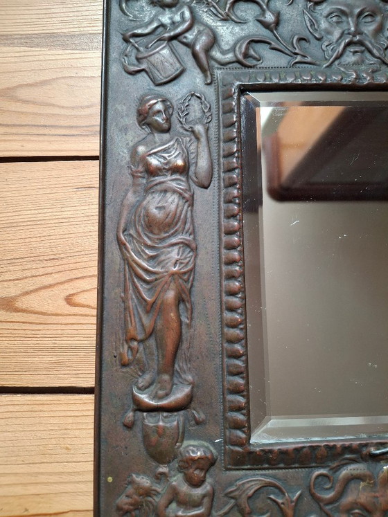 Miroir cadre en laiton repoussé vers 1900, glace biseautée, rare, Métal, Marron, Classicisme (photo 10 sur 11)