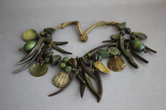 Image 1 of Opvallende halsketting, groene houten schelpen, extravagant, modern, handgemaakt