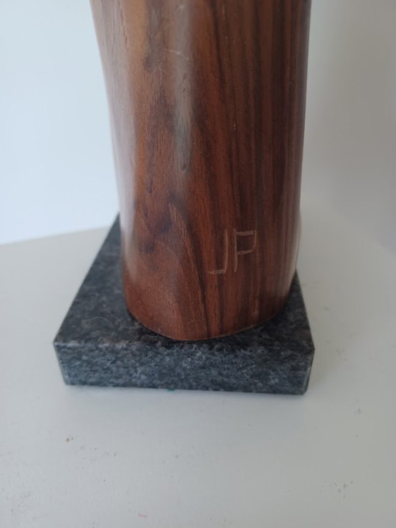Image 1 of Sculpture en bois sculptée à la main, empreinte de sérénité – œuvre d'atelier moderniste – socle en marbre – 65 cm