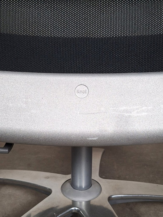 Image 1 of Silla de oficina Knoll de malla negra con reposabrazos ajustables