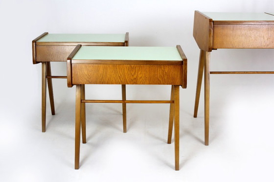 Image 1 of Tables de chevet restaurées de style Mid-Century avec coiffeuse, Tchécoslovaquie, années 1960, ensemble de 3