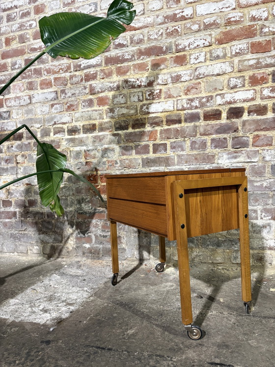 Image 1 of Scandinavische teakhouten naaimachine uit de jaren 60