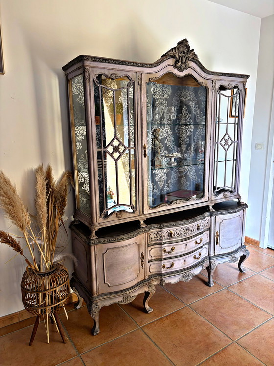 Image 1 of Vitrina rococó Luis XV con pátina: una pieza única con encanto atemporal.