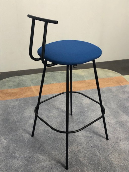Nuovo sgabello da bar con struttura blu/nera, Richard Hotten PI per Puik – barkrukken, Textile