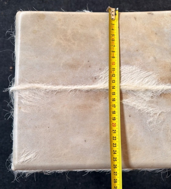 Image 1 of Taburete tapizado en piel de vaca.