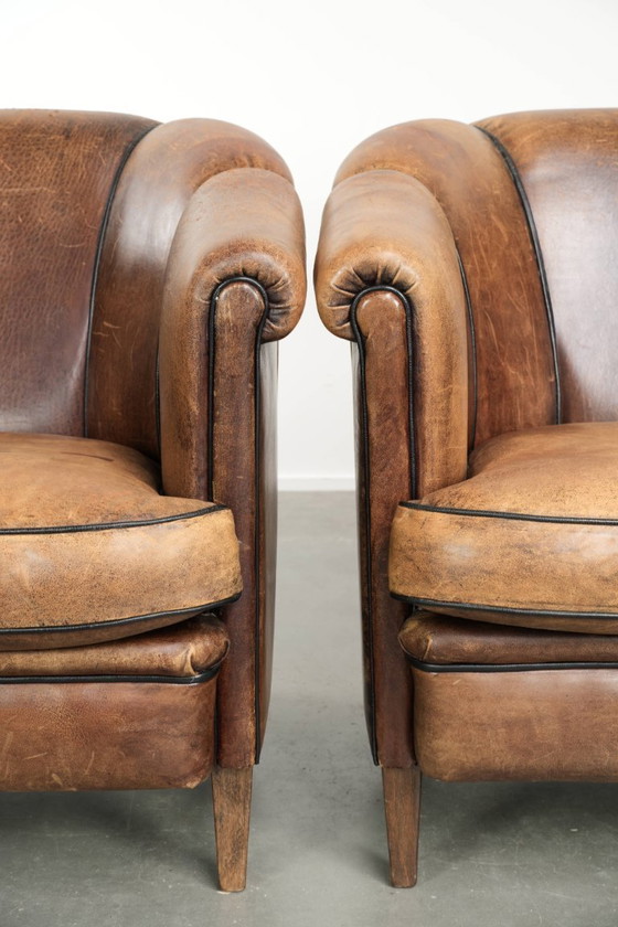 Image 1 of Ensemble robuste de 2 fauteuils club vintage en peau de mouton de style anglais