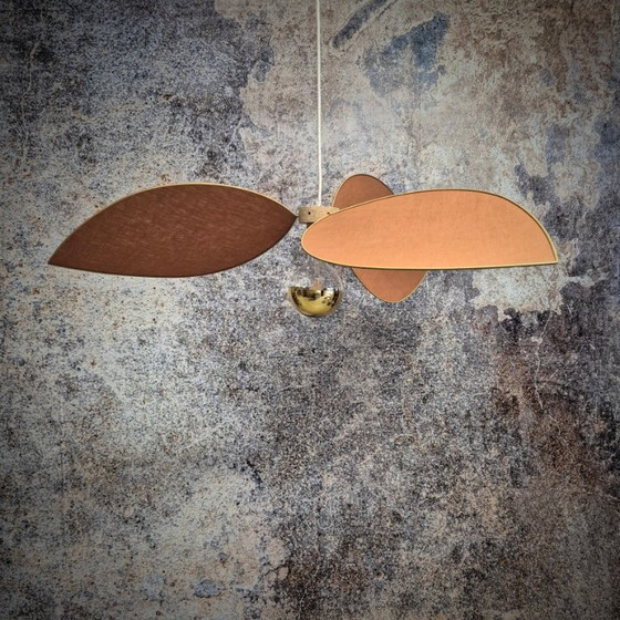 Image 1 of Hängeleuchte Blume, Modell Alba, 3 Blütenblätter goldfarbene Metallstruktur und Stoff (Farbton nach Wunsch)