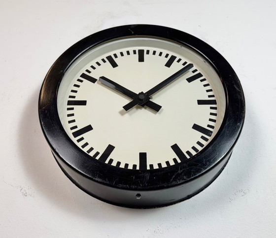 Image 1 of Horloge murale industrielle allemande noire, années 1950
