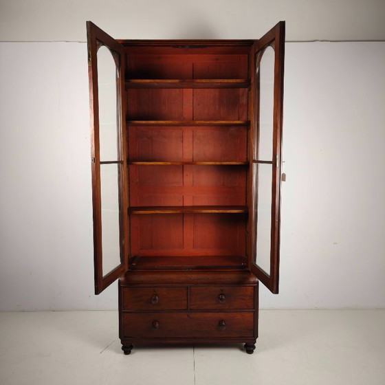 Englischer Vitrinenschrank aus dem späten 19. Jahrhundert mit Glastüren und Schubladen. – Wood (photo 5 of 15)