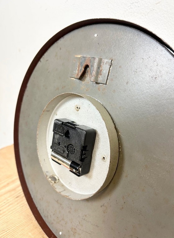 Image 1 of Bruine industriële fabriekswandklok van IBM, jaren 50