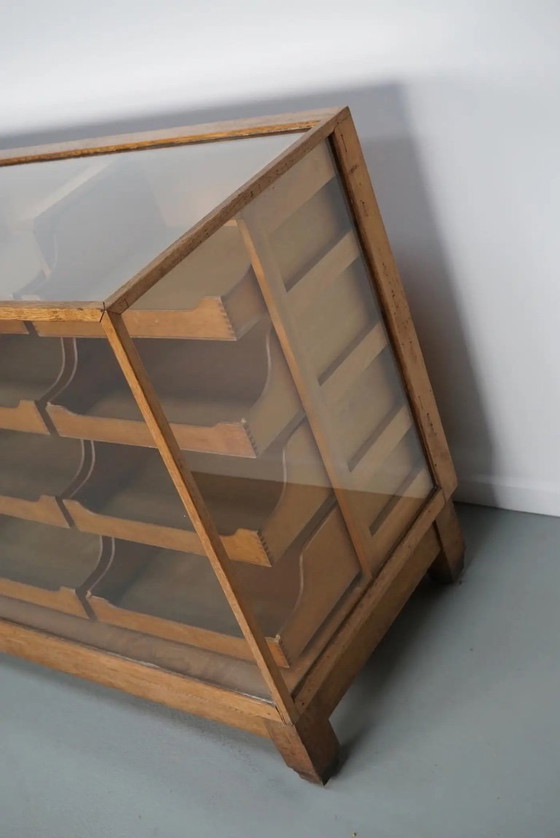 Image 1 of Antieke Britse Esdoorn- en Eikenhouten Fourniturenkast / Winkeltoonbank, 1920/30s