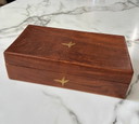 Grote antieke houten kist met messing inlegwerk