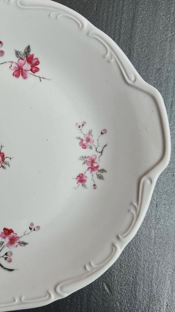 Image 1 of 12 borden en 1 serveerschaal, wit porselein met roze appelbloesemmotieven, Sologne porselein