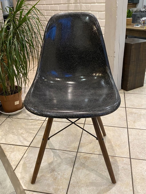 Sedia DSW, fibra nera, tassello nero, noce, Eames, Herman Miller, vintage 1950