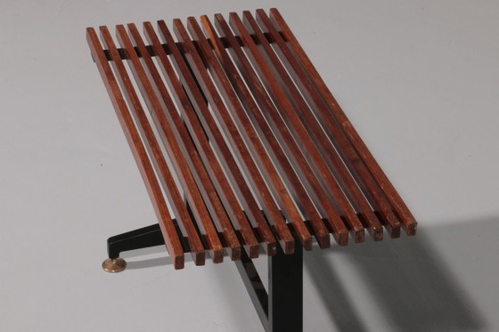 Image 1 of Panca italiana di metà secolo, anni '60, con struttura in metallo nero e doghe in teak massello